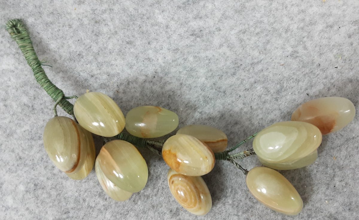 Carved Polished Onyx Agate Semi Precious Stone Green Grape Vine Vintage - Image 1