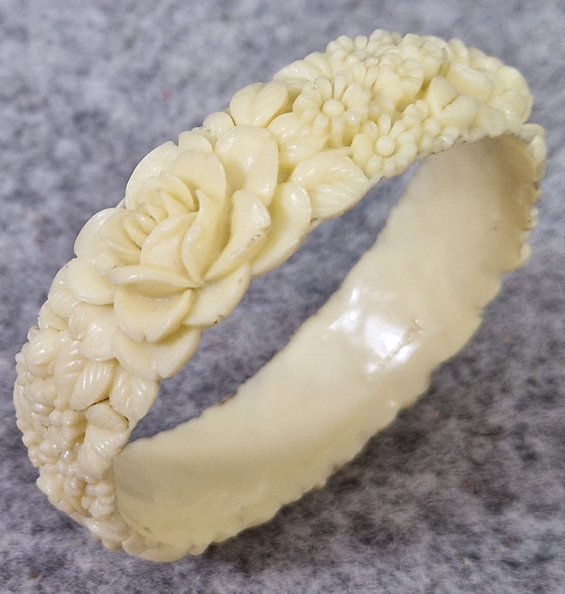 Vintage Celluloid Bangle Bracelet Cream Deep Moulded Roses Daisies Collectable - Image 1