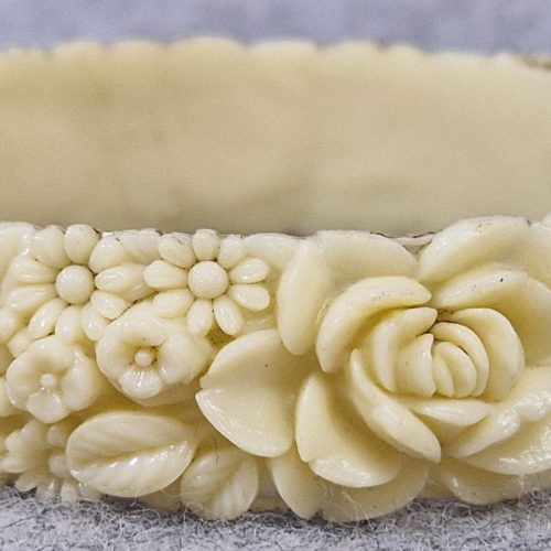 Vintage Celluloid Bangle Bracelet Cream Deep Moulded Roses Daisies Collectable - Image 5