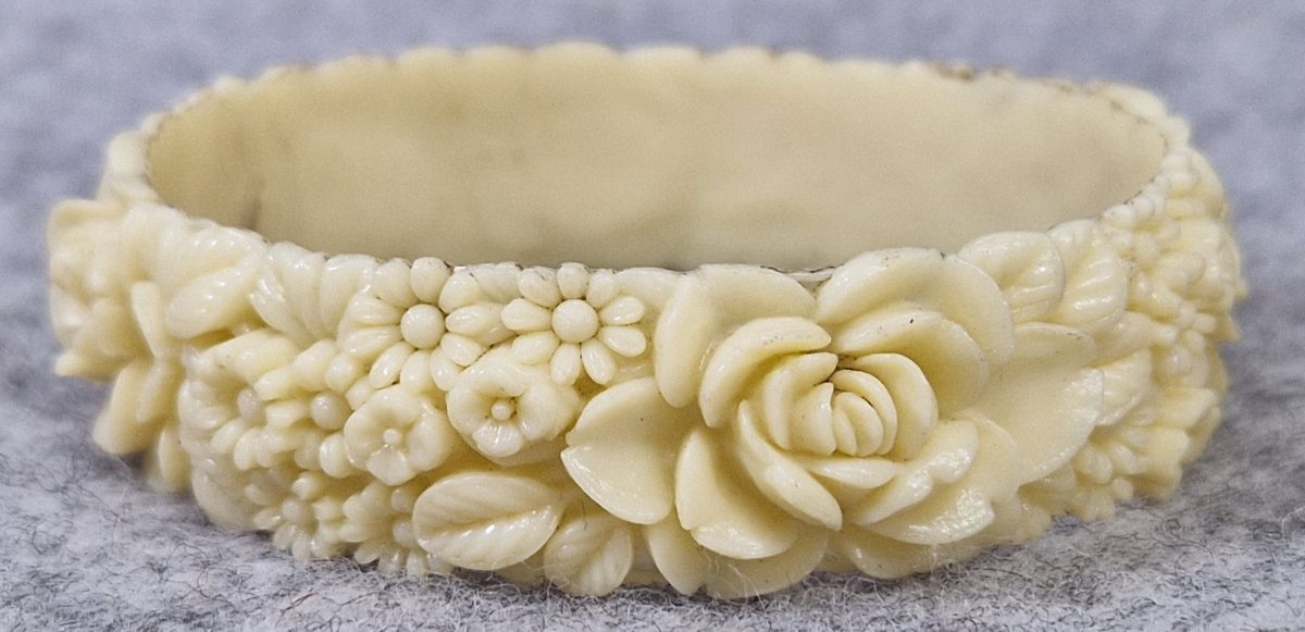 Vintage Celluloid Bangle Bracelet Cream Deep Moulded Roses Daisies Collectable - Image 5