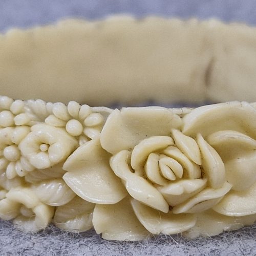 Vintage Celluloid Bangle Bracelet Cream Deep Moulded Roses Daisies Collectable - Image 4