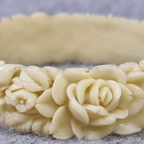 Vintage Celluloid Bangle Bracelet Cream Deep Moulded Roses Daisies Collectable - Image 3