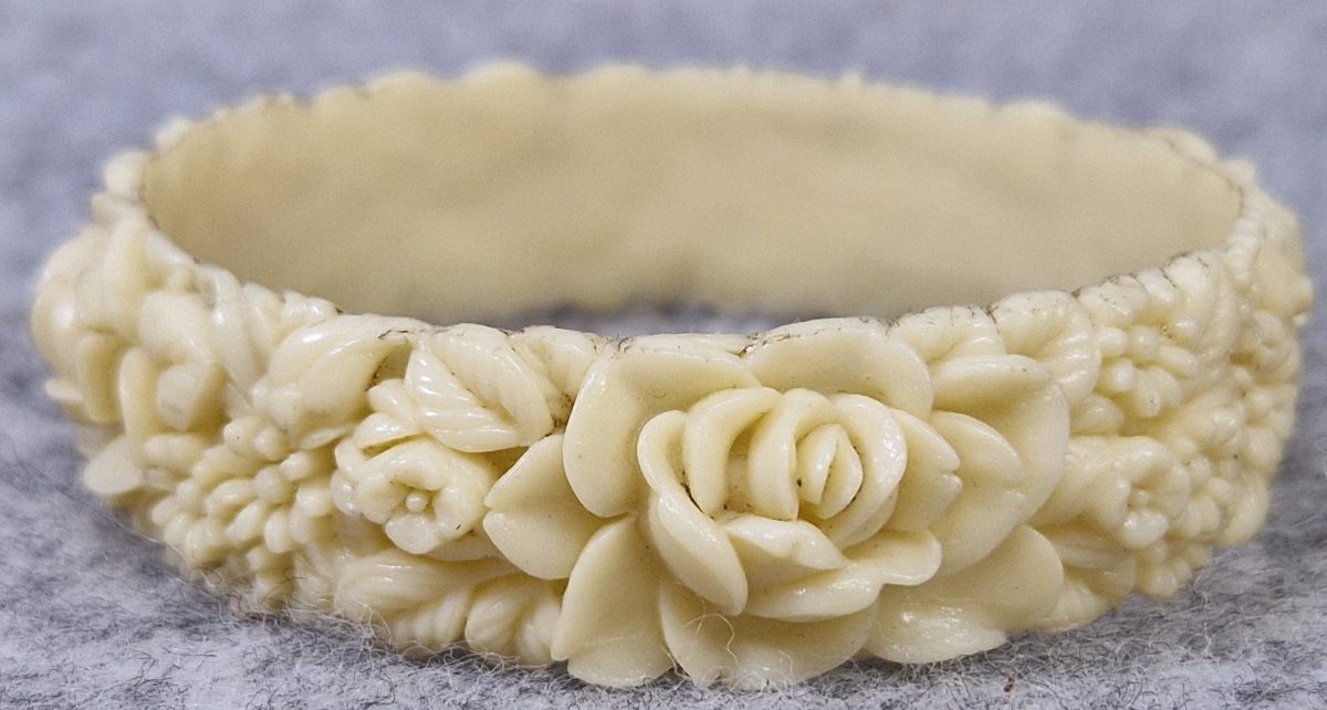Vintage Celluloid Bangle Bracelet Cream Deep Moulded Roses Daisies Collectable - Image 3