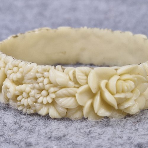 Vintage Celluloid Bangle Bracelet Cream Deep Moulded Roses Daisies Collectable - Image 2