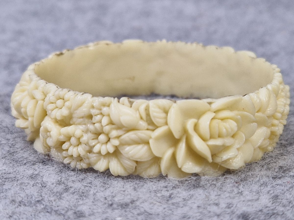 Vintage Celluloid Bangle Bracelet Cream Deep Moulded Roses Daisies Collectable - Image 2