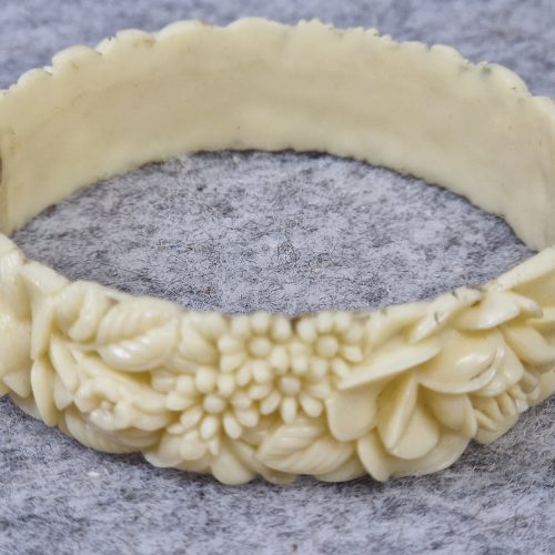 Vintage Celluloid Bangle Bracelet Cream Deep Moulded Roses Daisies Collectable - Image 8