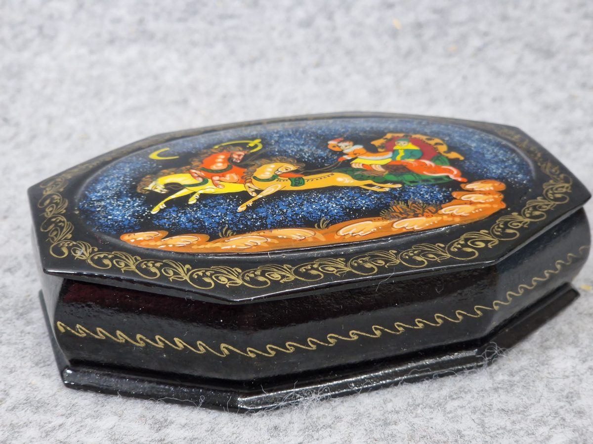 Russian Flying Troika Hand Painted Papier Mache Lacquer Box Vintage - Image 6