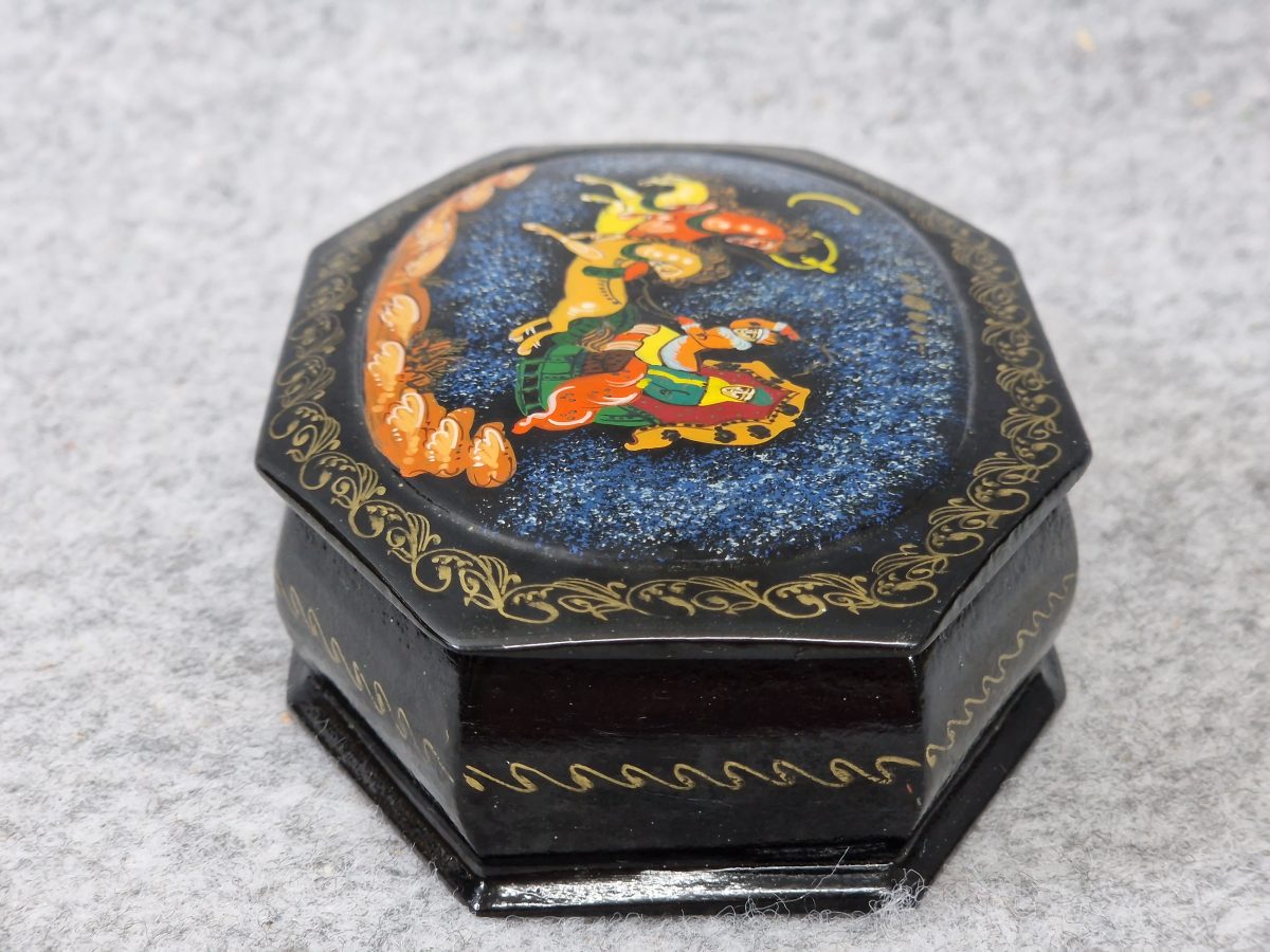 Russian Flying Troika Hand Painted Papier Mache Lacquer Box Vintage - Image 4