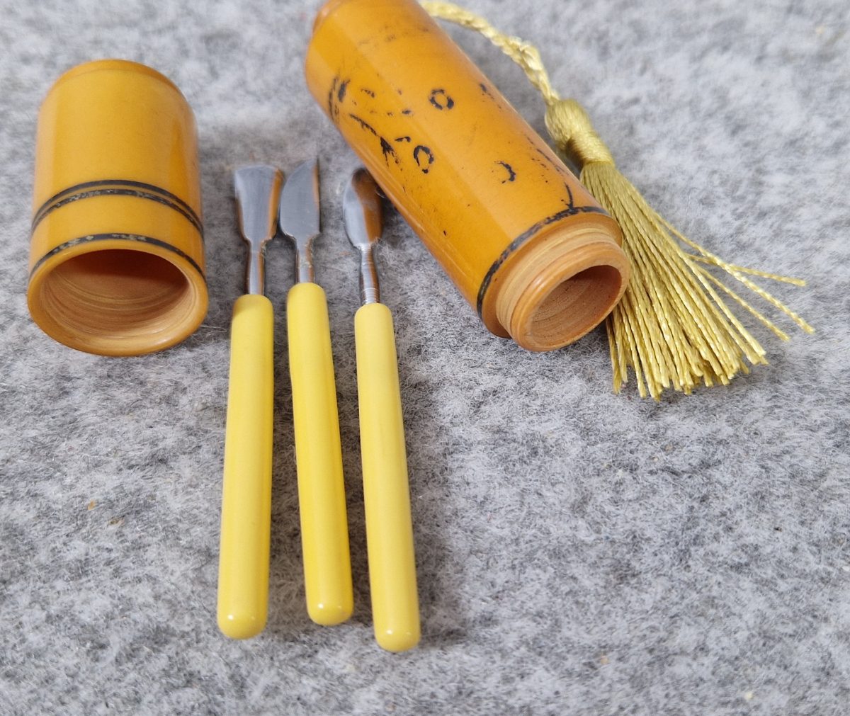 Manicure Vanity Set Orange Round Catalin Plastic Budapest Insert Vintage - Image 4