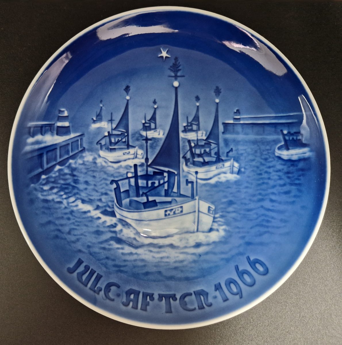 Danish Christmas Plate Bing & Grøndahl (B&G) Hjem til Jul (Home for Christmas)1966 - Image 1